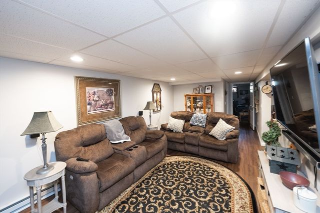 32 Crestwood Dr, Southbridge, MA 01550