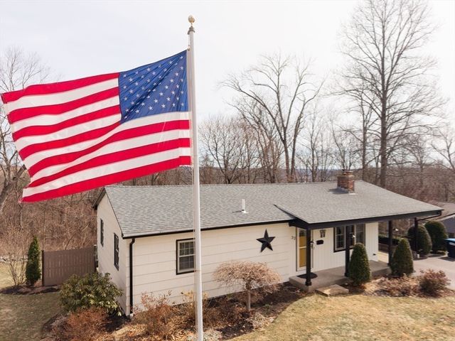 32 Crestwood Dr, Southbridge, MA 01550