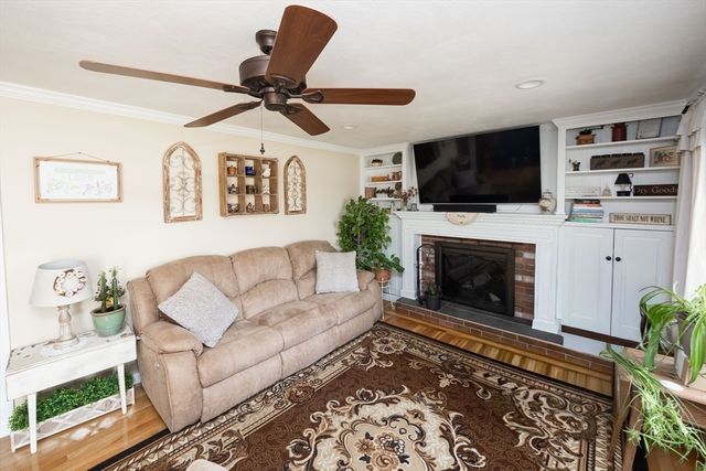 32 Crestwood Dr, Southbridge, MA 01550