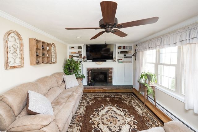 32 Crestwood Dr, Southbridge, MA 01550