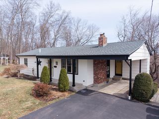 32 Crestwood Dr, Southbridge, MA 01550