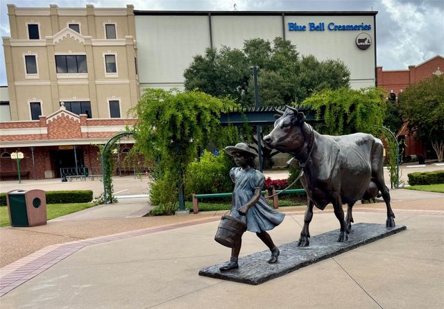 501 Oak Crest Lane, Brenham, TX 77833