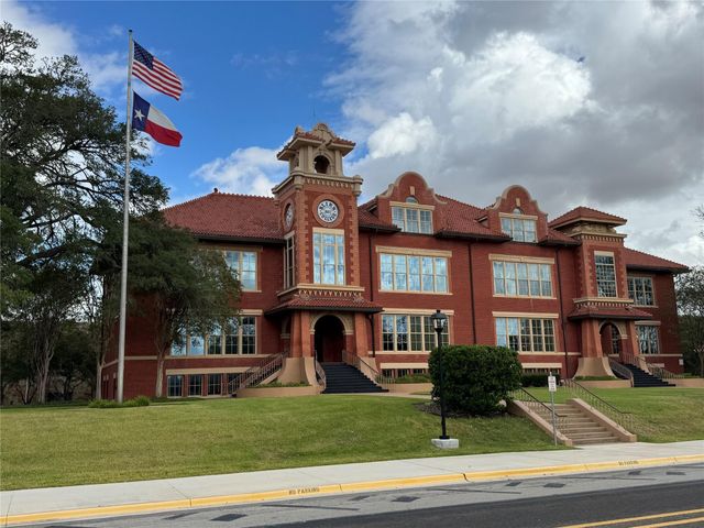 501 Oak Crest Lane, Brenham, TX 77833