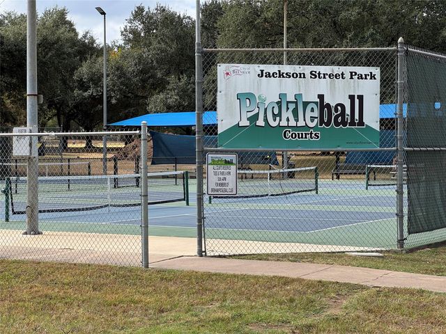 501 Oak Crest Lane, Brenham, TX 77833