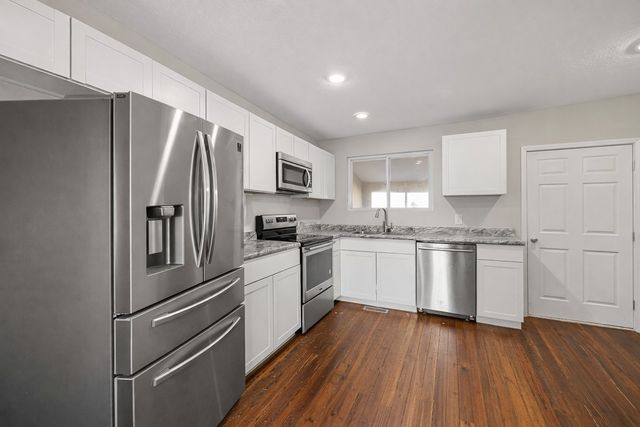 2406 Logan Avenue, Des Moines, IA 50317