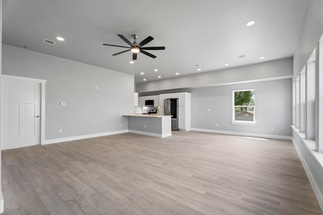 1664 Pinoak Street, Grove, OK 74344