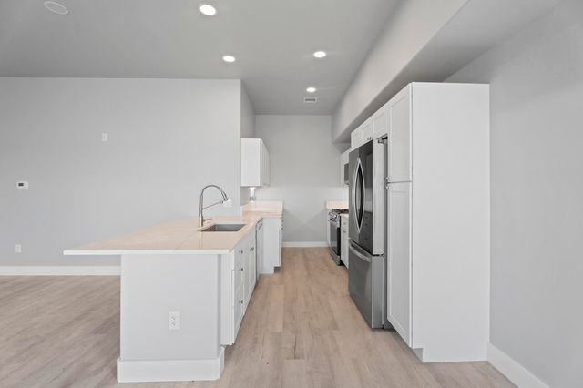 1664 Pinoak Street, Grove, OK 74344