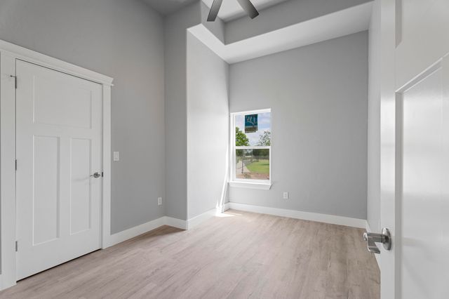 1664 Pinoak Street, Grove, OK 74344