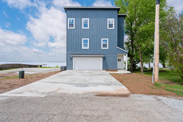 1664 Pinoak Street, Grove, OK 74344