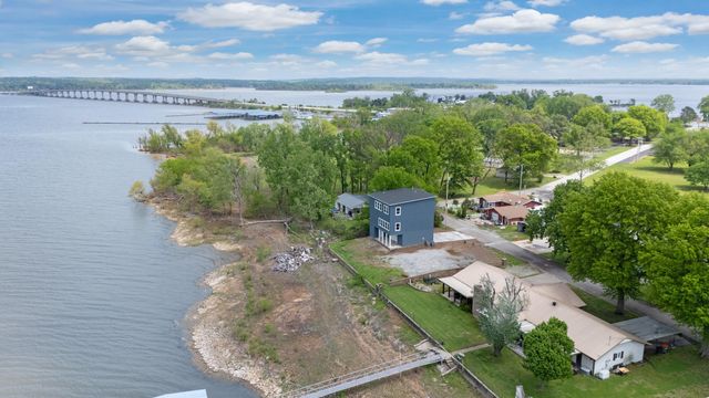 1664 Pinoak Street, Grove, OK 74344