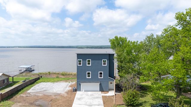 1664 Pinoak Street, Grove, OK 74344