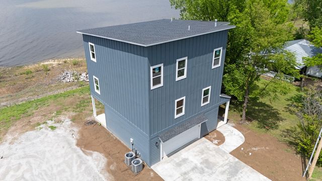 1664 Pinoak Street, Grove, OK 74344