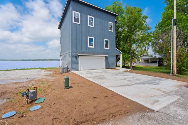 1664 Pinoak Street, Grove, OK 74344
