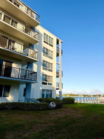 1206 S Lake Drive 301, Lantana, FL 33462