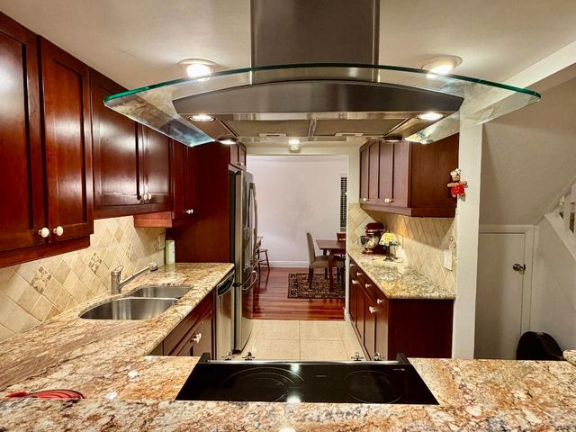 1206 S Lake Drive 301, Lantana, FL 33462