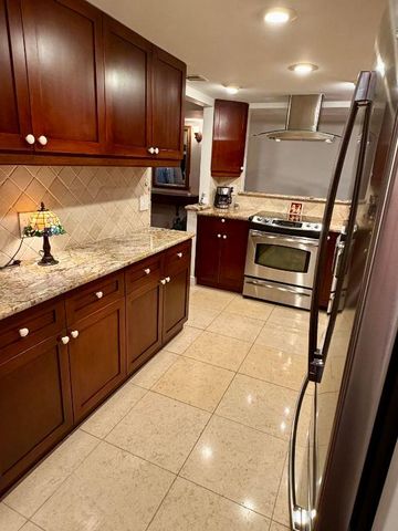 1206 S Lake Drive 301, Lantana, FL 33462