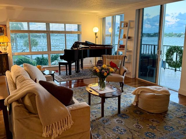 1206 S Lake Drive 301, Lantana, FL 33462