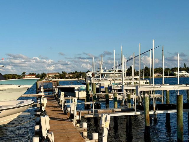 1206 S Lake Drive 301, Lantana, FL 33462