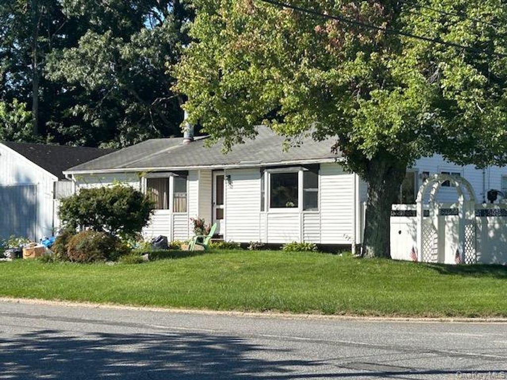 8 Durst Drive, Selden, NY 11784 — exterior