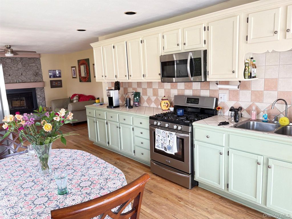 8 Durst Drive, Selden, NY 11784 — photo 3