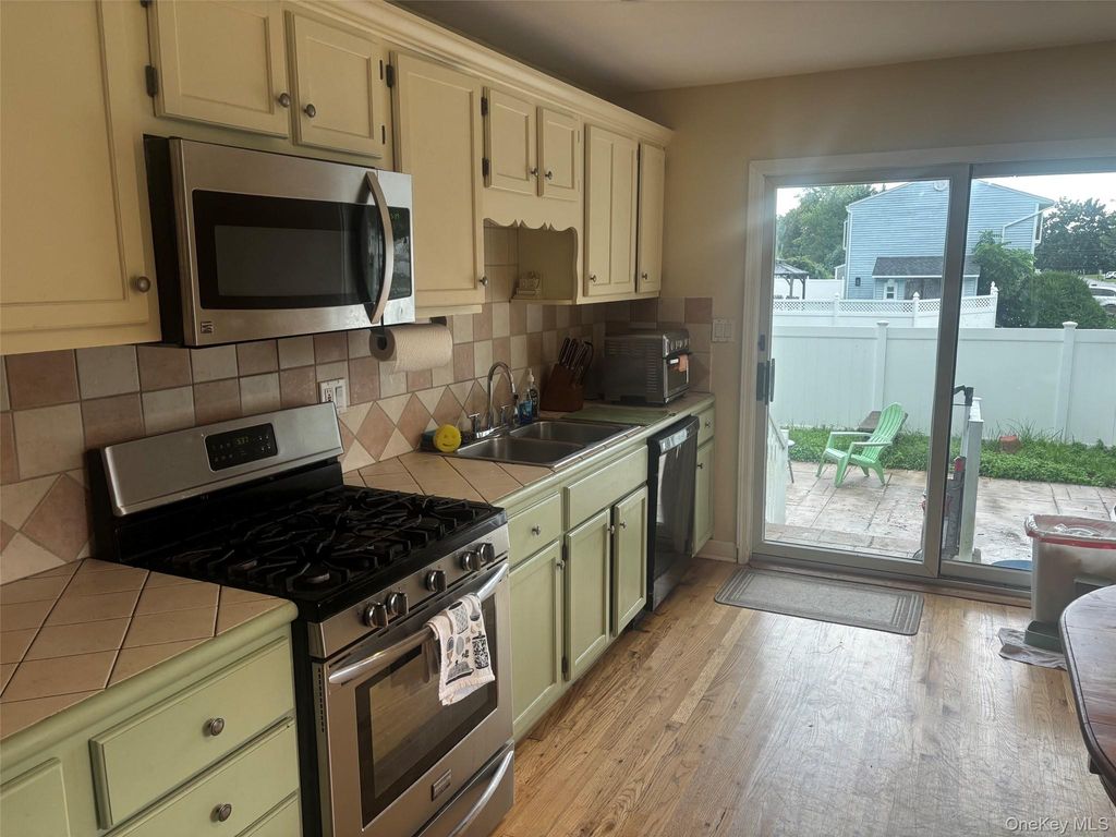 8 Durst Drive, Selden, NY 11784 — photo 4