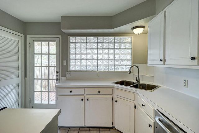 913 Delaine Dr, Corpus Christi, TX 78411