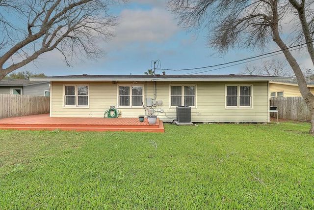 913 Delaine Dr, Corpus Christi, TX 78411