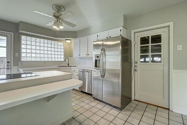 913 Delaine Dr, Corpus Christi, TX 78411