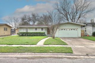 913 Delaine Dr, Corpus Christi, TX 78411