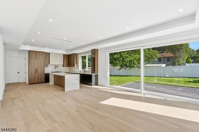 244 Washington Pl, Paramus Boro, NJ 07652