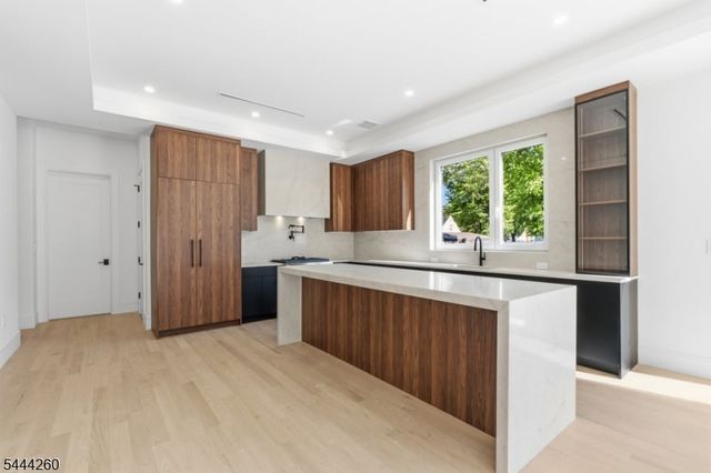 244 Washington Pl, Paramus Boro, NJ 07652