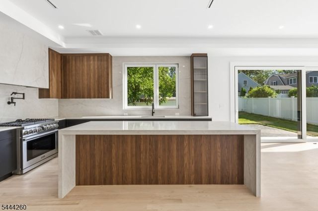 244 Washington Pl, Paramus Boro, NJ 07652