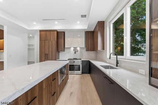 244 Washington Pl, Paramus Boro, NJ 07652
