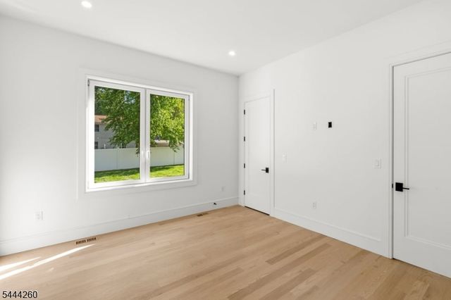 244 Washington Pl, Paramus Boro, NJ 07652