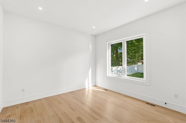 244 Washington Pl, Paramus Boro, NJ 07652