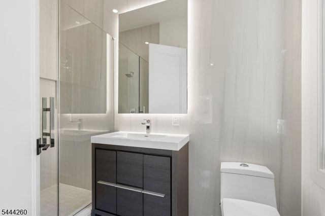 244 Washington Pl, Paramus Boro, NJ 07652