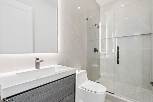 244 Washington Pl, Paramus Boro, NJ 07652