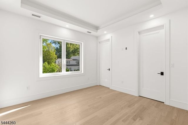 244 Washington Pl, Paramus Boro, NJ 07652