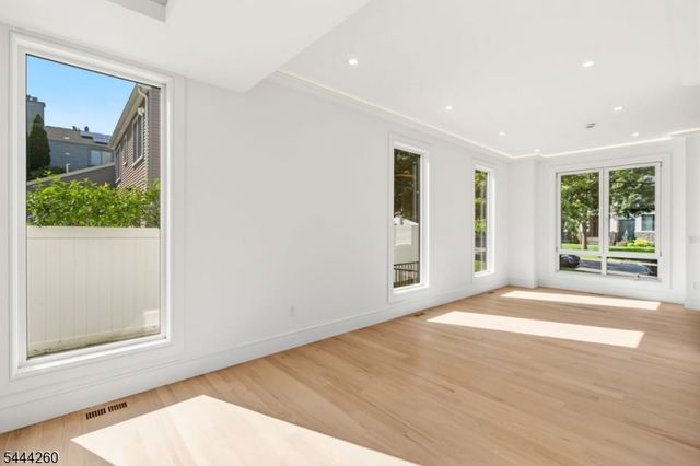 244 Washington Pl, Paramus Boro, NJ 07652