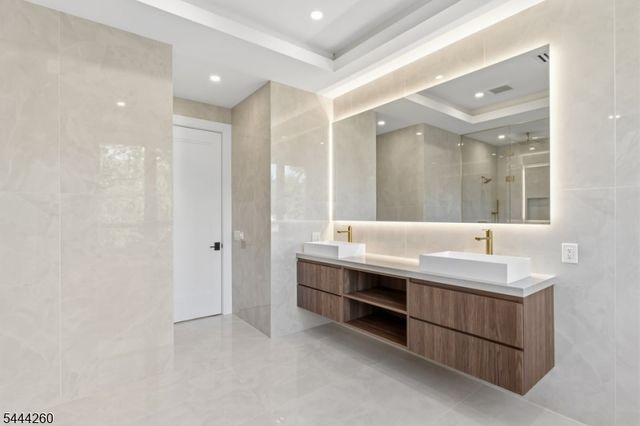 244 Washington Pl, Paramus Boro, NJ 07652