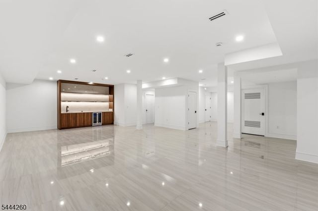 244 Washington Pl, Paramus Boro, NJ 07652