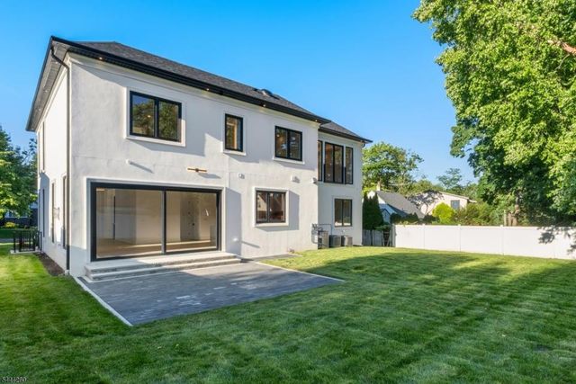 244 Washington Pl, Paramus Boro, NJ 07652