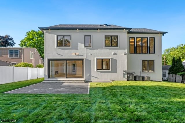 244 Washington Pl, Paramus Boro, NJ 07652