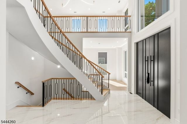 244 Washington Pl, Paramus Boro, NJ 07652