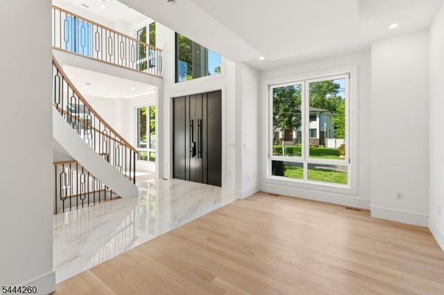 244 Washington Pl, Paramus Boro, NJ 07652