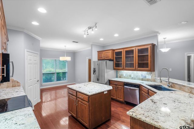 145 Pine Bark Glen, Holly Lake Ranch, TX 75765