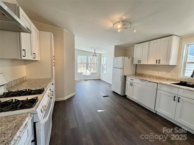 436 Riverwind Drive, Hendersonville, NC 28739