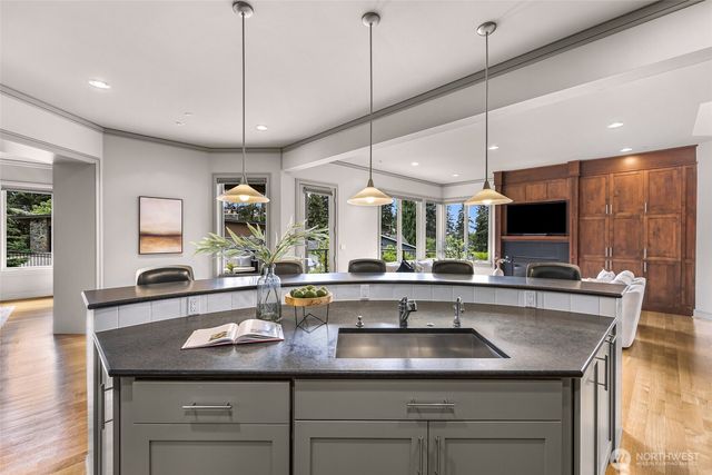 8451 SE 44th Street, Mercer Island, WA 98040