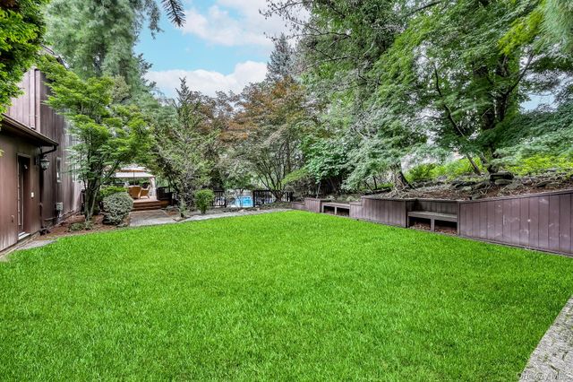 17 Snowdrop Drive, New City, NY 10956