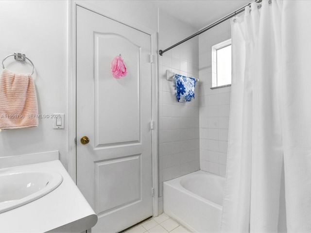 7377 NW 174th Ter 105, Hialeah, FL 33015